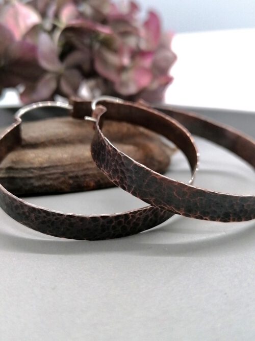5 cm Creolen aus Kupfer, handgefertigt mit oxidiertem und poliertem Finish für ein einzigartiges Design Kupfer Creolen 5cm gehämmert