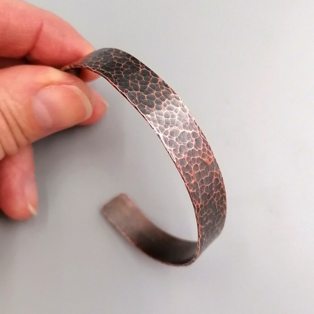 Einzigartiger Kupferarmreif im Handmade-Design, oxidiert und gehämmert Kupfer Armreif-Armspange gehämmert