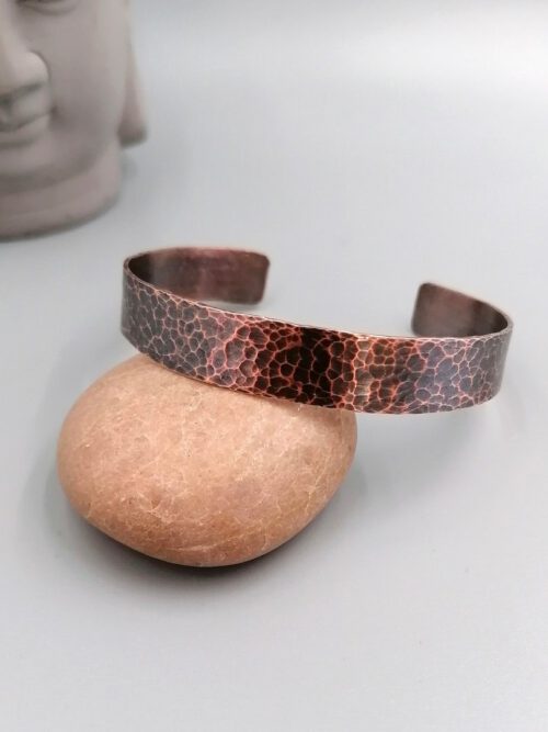 Handgefertigter Armreif aus oxidiertem Kupfer mit gehämmerter Struktur, 1 cm breit Kupfer Armreif-Armspange gehämmert