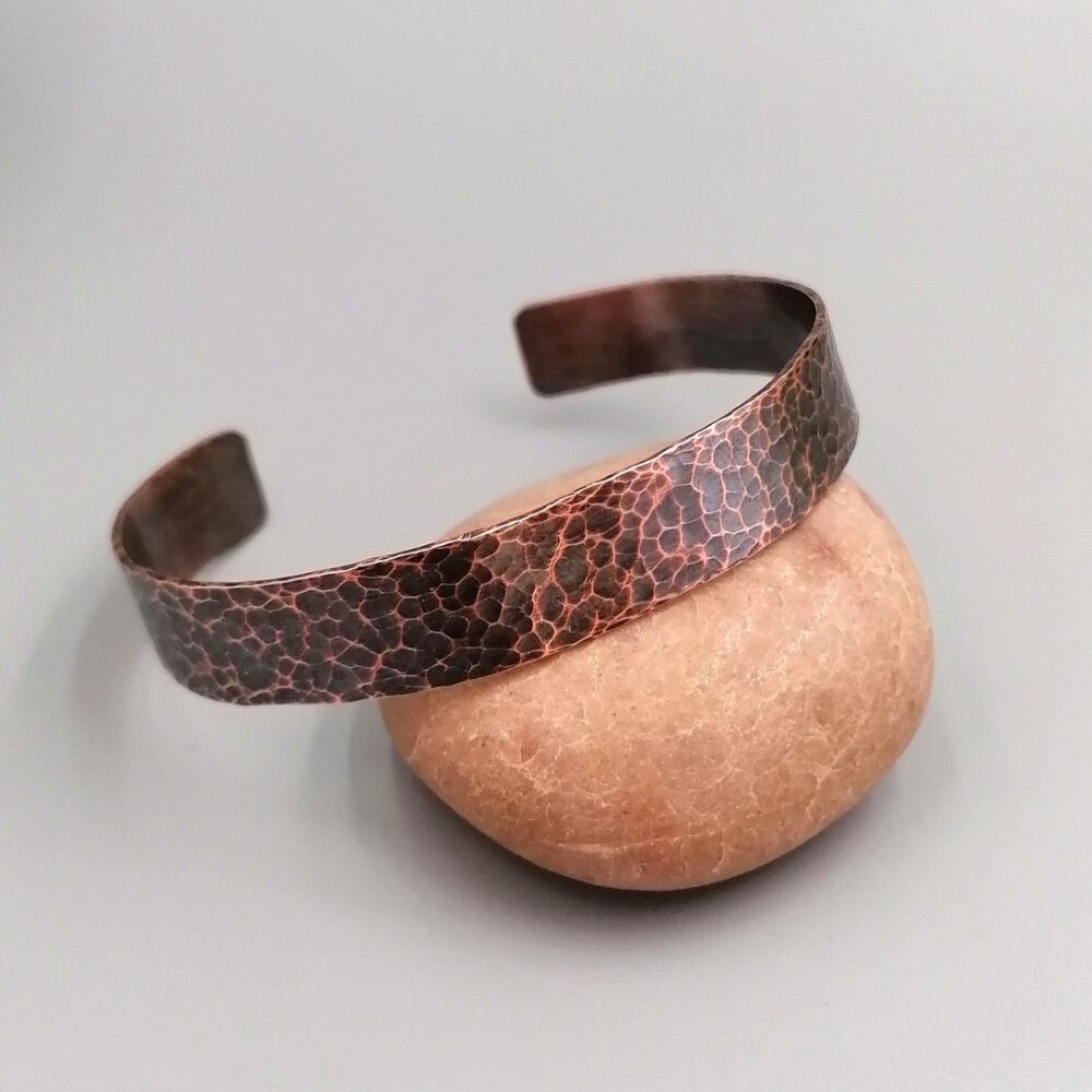 Kupferschmuck Armreif handgefertigt, oxidiert, breiter Bandreif mit Hammerschlag Kupfer Armreif-Armspange gehämmert