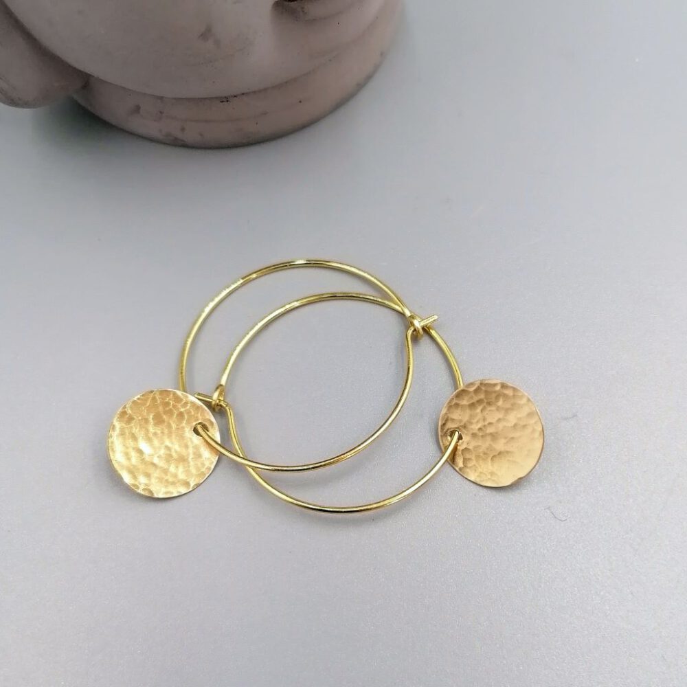 Messing Creolen mit 12 mm gehämmerten Plättchen Boho Schmuck Creolen mit gehämmerten Plättchen