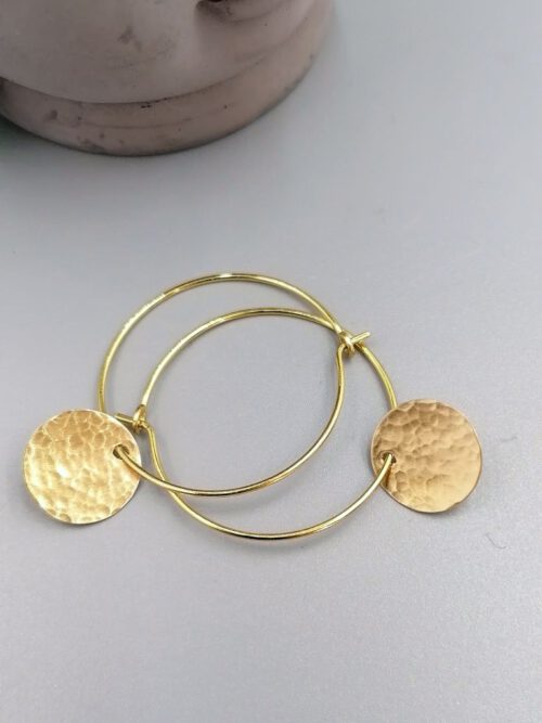 Messing Creolen mit 12 mm gehämmerten Plättchen Boho Schmuck Creolen mit gehämmerten Plättchen