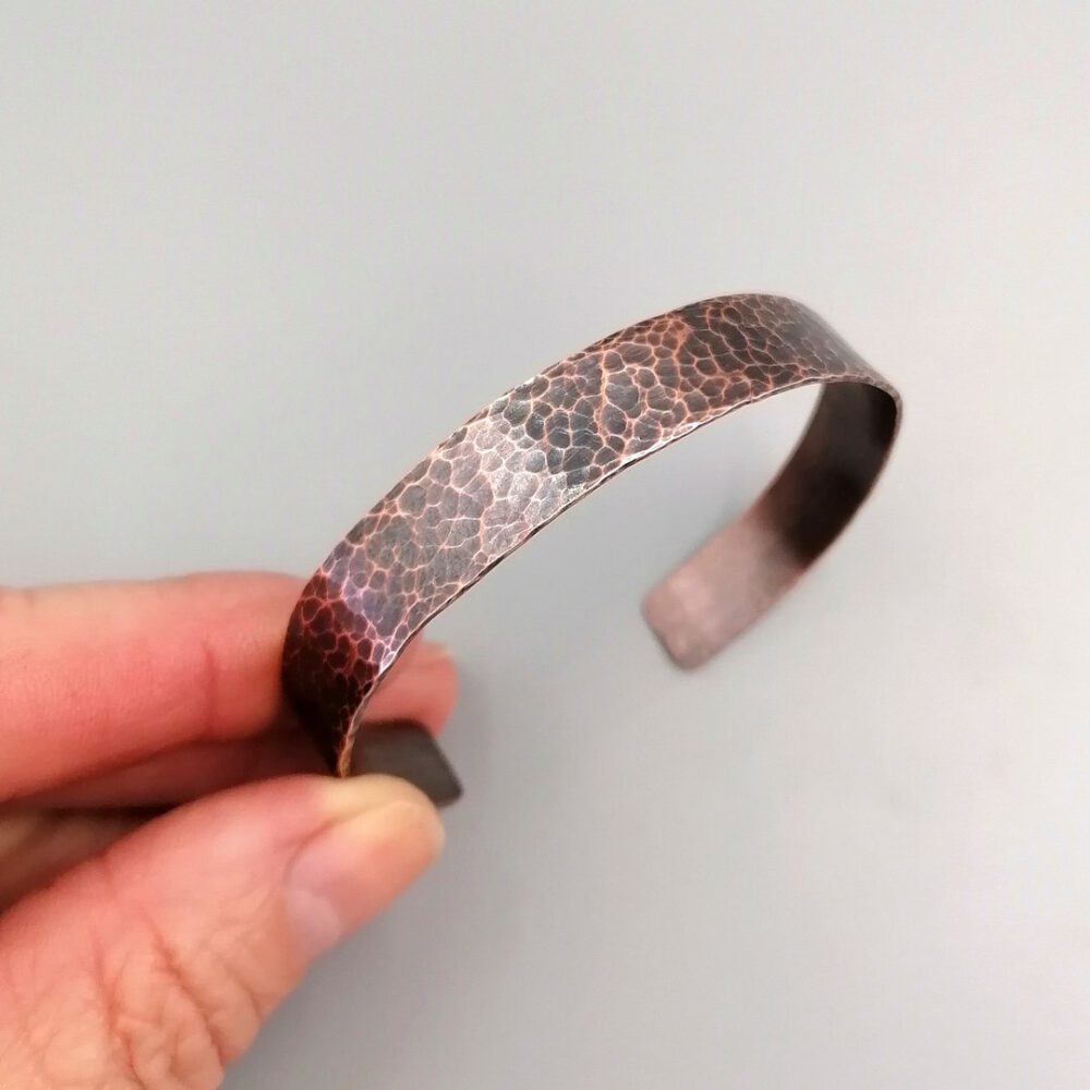 Oxidierter Kupferarmreif mit rustikaler gehämmerter Oberfläche, handgemacht Kupfer Armreif-Armspange gehämmert