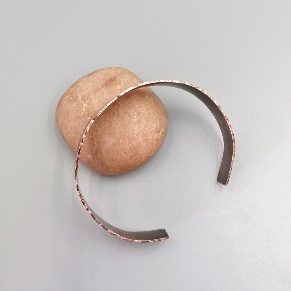 Rustikaler Armreif aus Kupfer, 1 cm breit, oxidiert und handgefertigt Kupfer Armreif-Armspange gehämmert