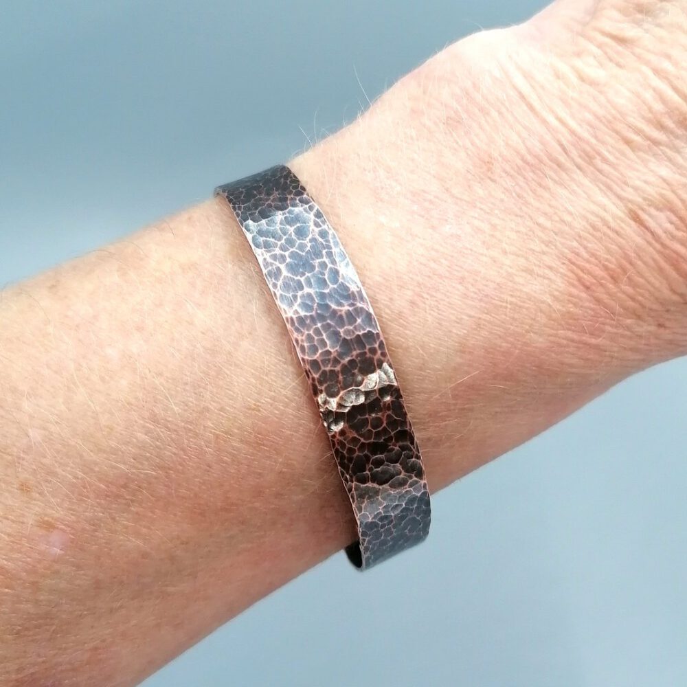Statement Armreif aus Kupfer, oxidiert und gehämmert, Unikatschmuck handmade Kupfer Armreif-Armspange gehämmert
