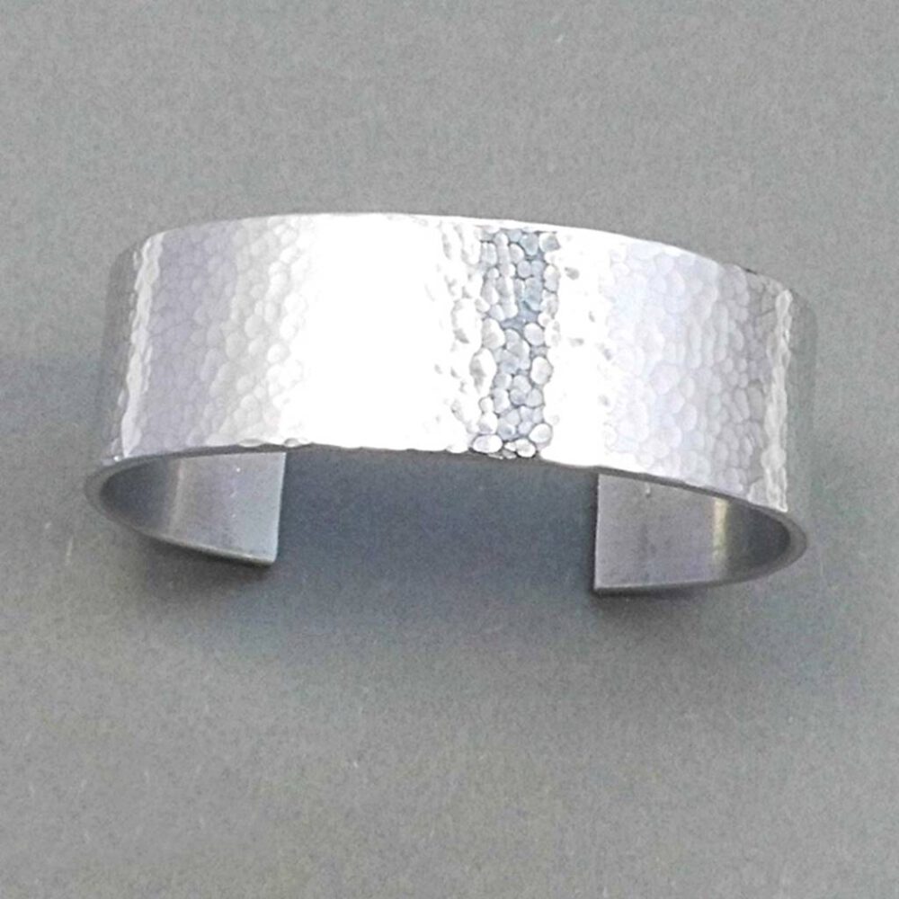 armreif-2cm-breit Breiter gehämmerter Armreif silber
