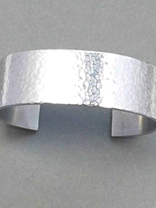 armreif-2cm-breit Breiter gehämmerter Armreif silber