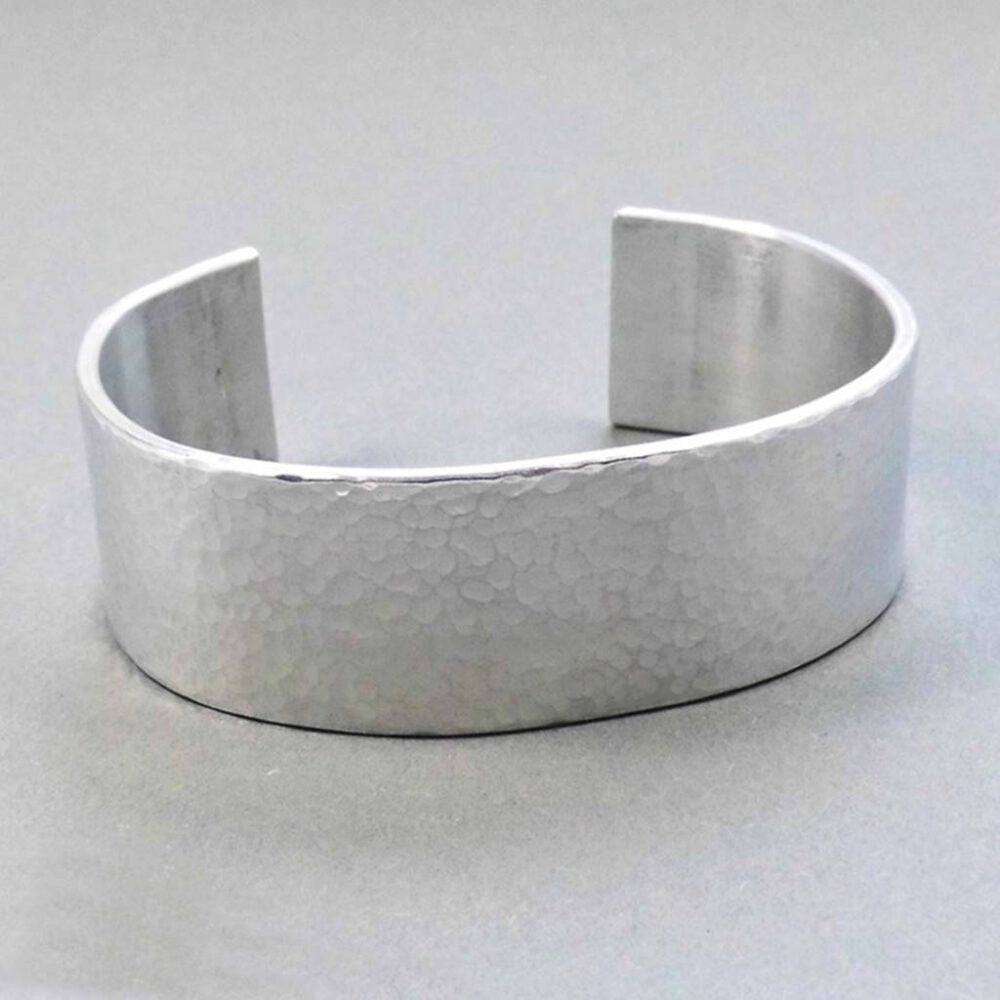 armspange-silber-breit Breiter gehämmerter Armreif silber