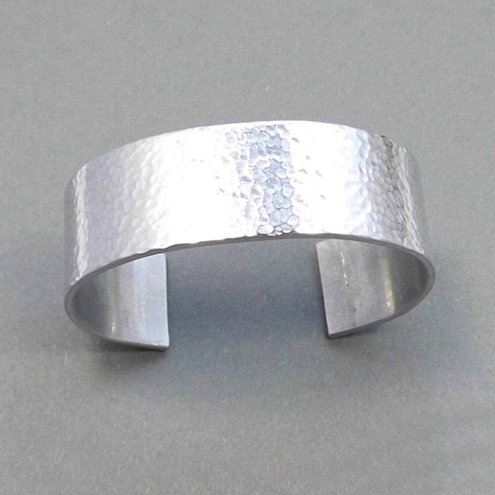 breiter-silberner-armreif Breiter gehämmerter Armreif silber