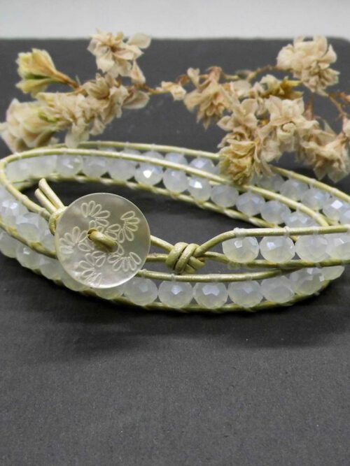 creme-farbenes-perlen-wickelarmband-leder Wickel Armband creme mit Kristallperlen