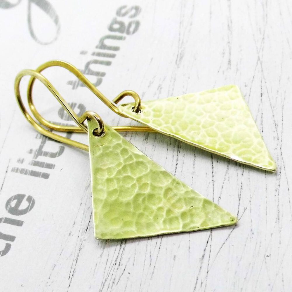 geometrische-schlichte-dreieckige-ohrringe-gehaemmert Ohrhänger Messing Dreieck gold