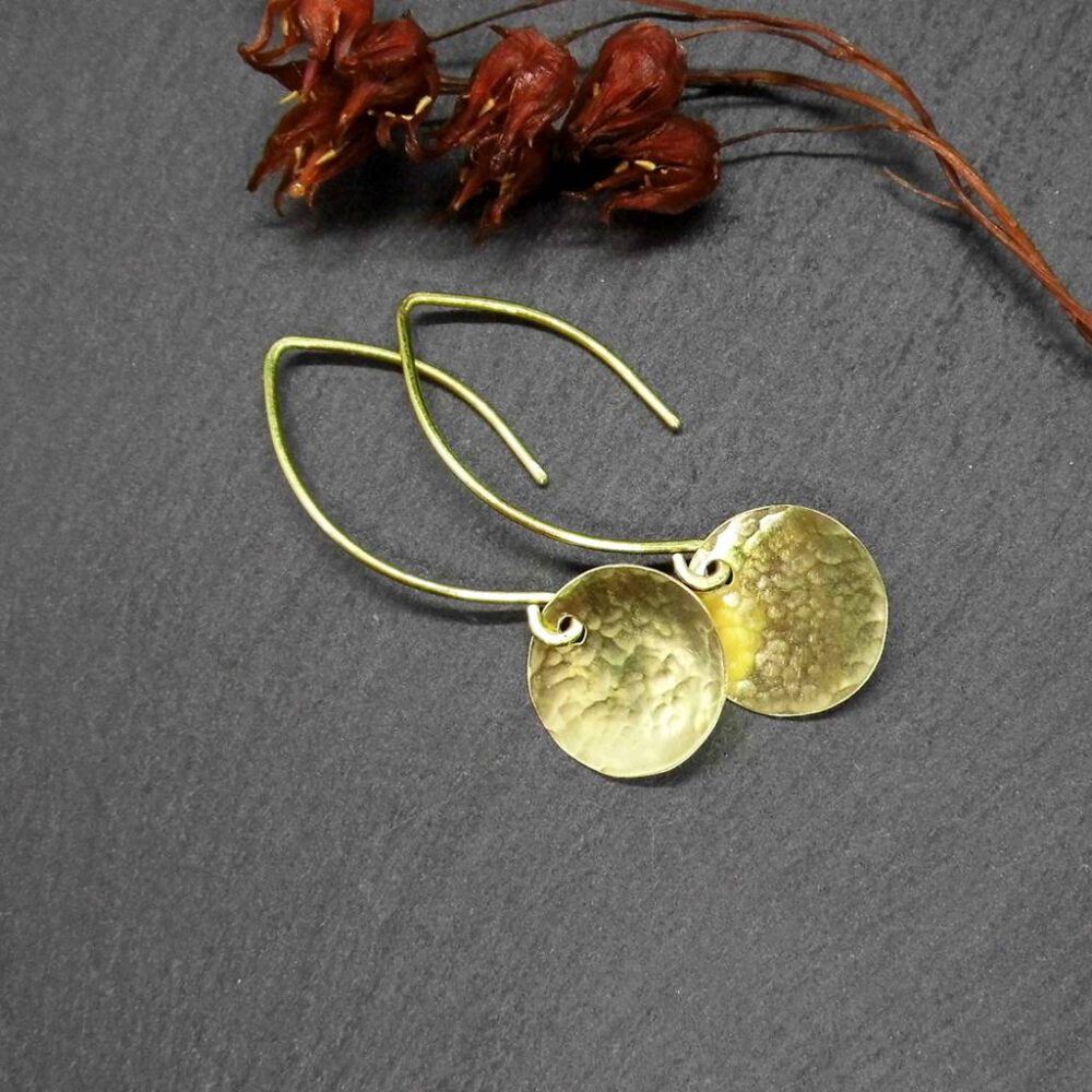 messing-ohrringe-gehaemmerte-scheiben Ohrhänger goldene Scheiben gehämmert