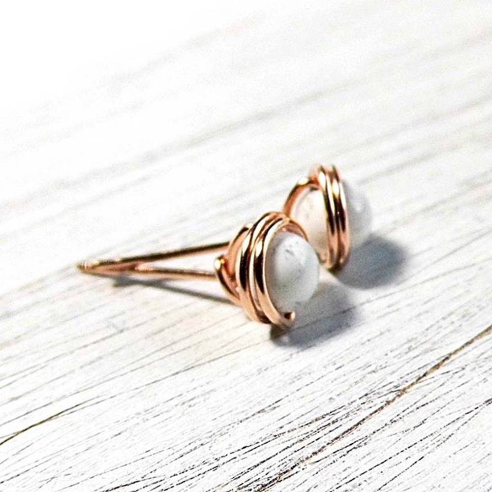 mini-ohrstecker-weiss-rosegold Ohrstecker weiße Howlith Perlen Rosegoldfilled