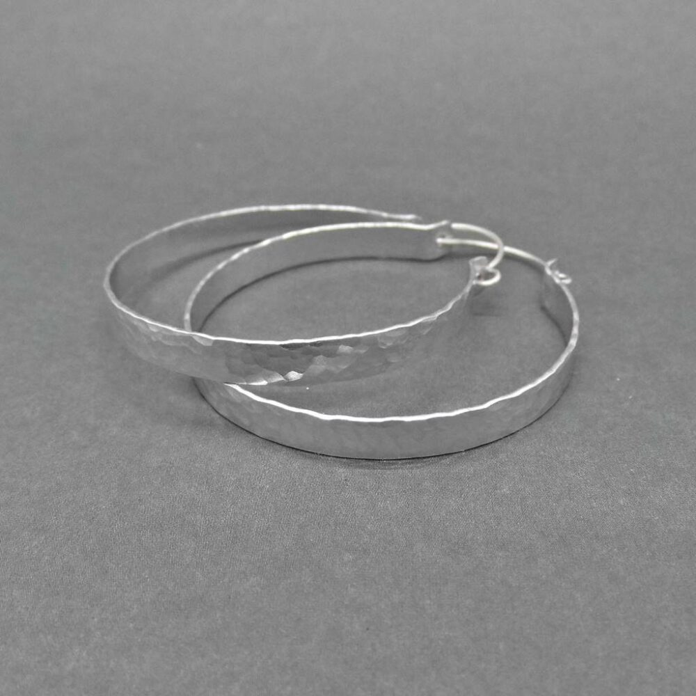 silber-creolen-gehaemmert-alu Creolen 4,5cm verschiedene Farben