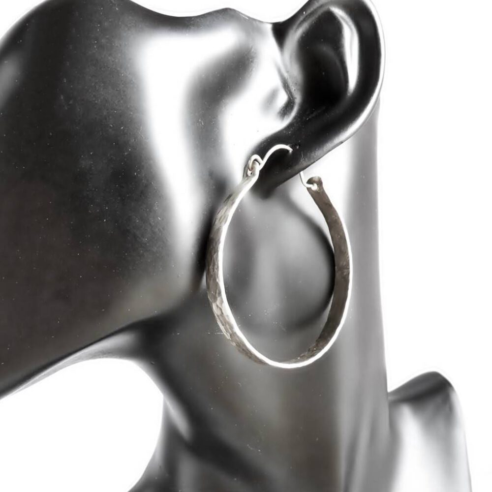 tragebeispiel-silber-aluminium-creolen-45mm Creolen 4,5cm verschiedene Farben