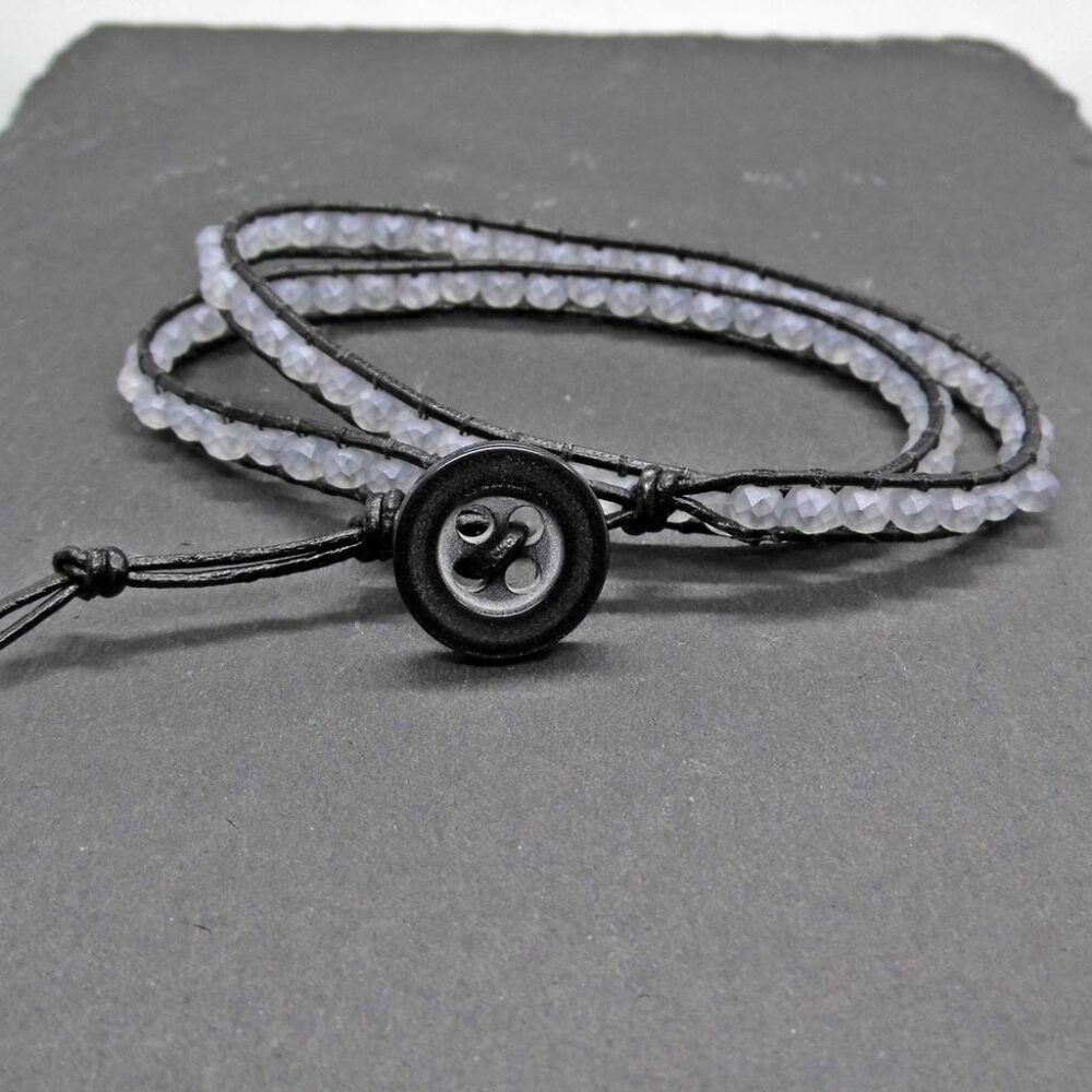 wickelarmband-leder-mit-knopfverschluss Leder Wickelarmband grau schwarz
