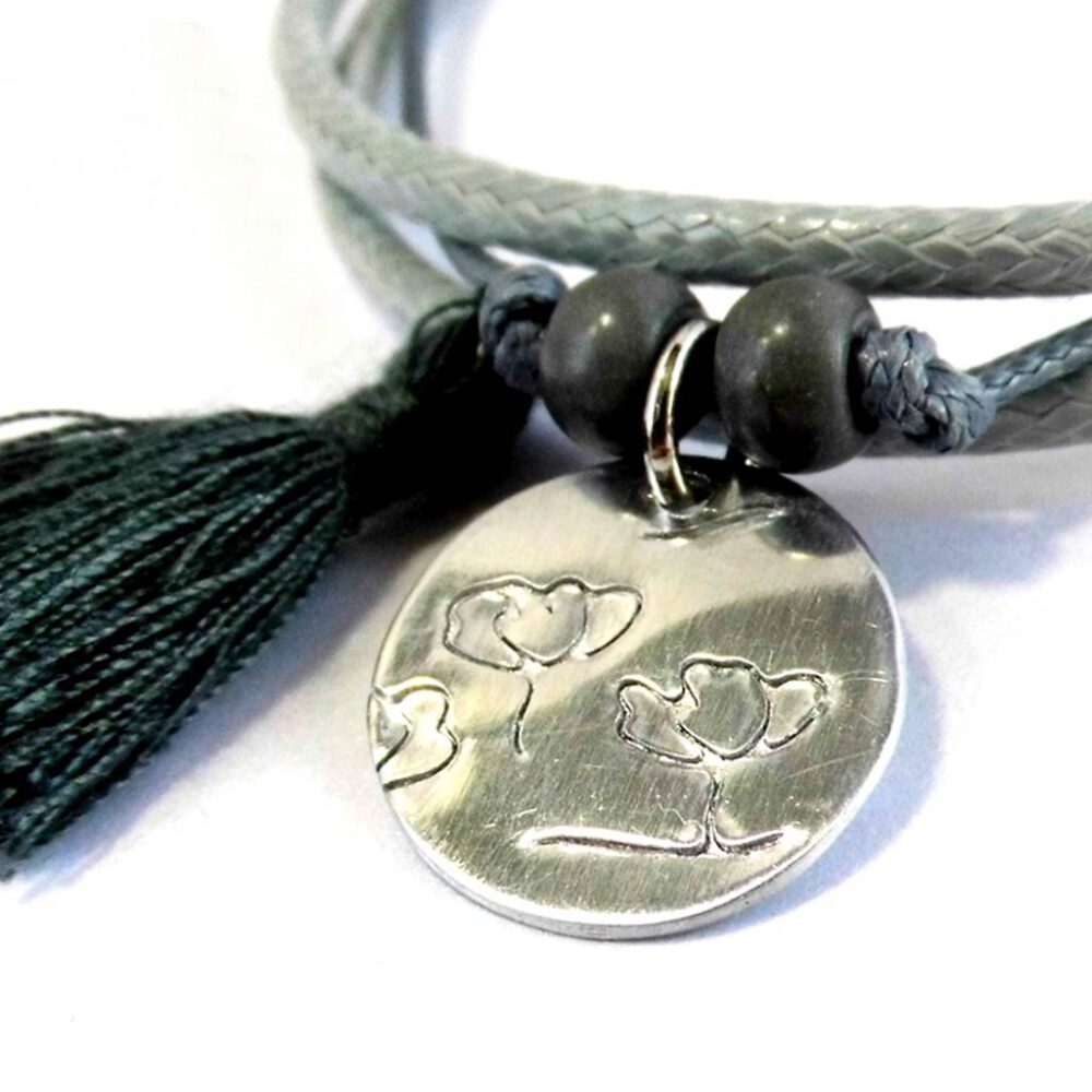armband-anhaenger-floral-gepraegt-und-quaste Armband silber-grau geprägter Anhänger