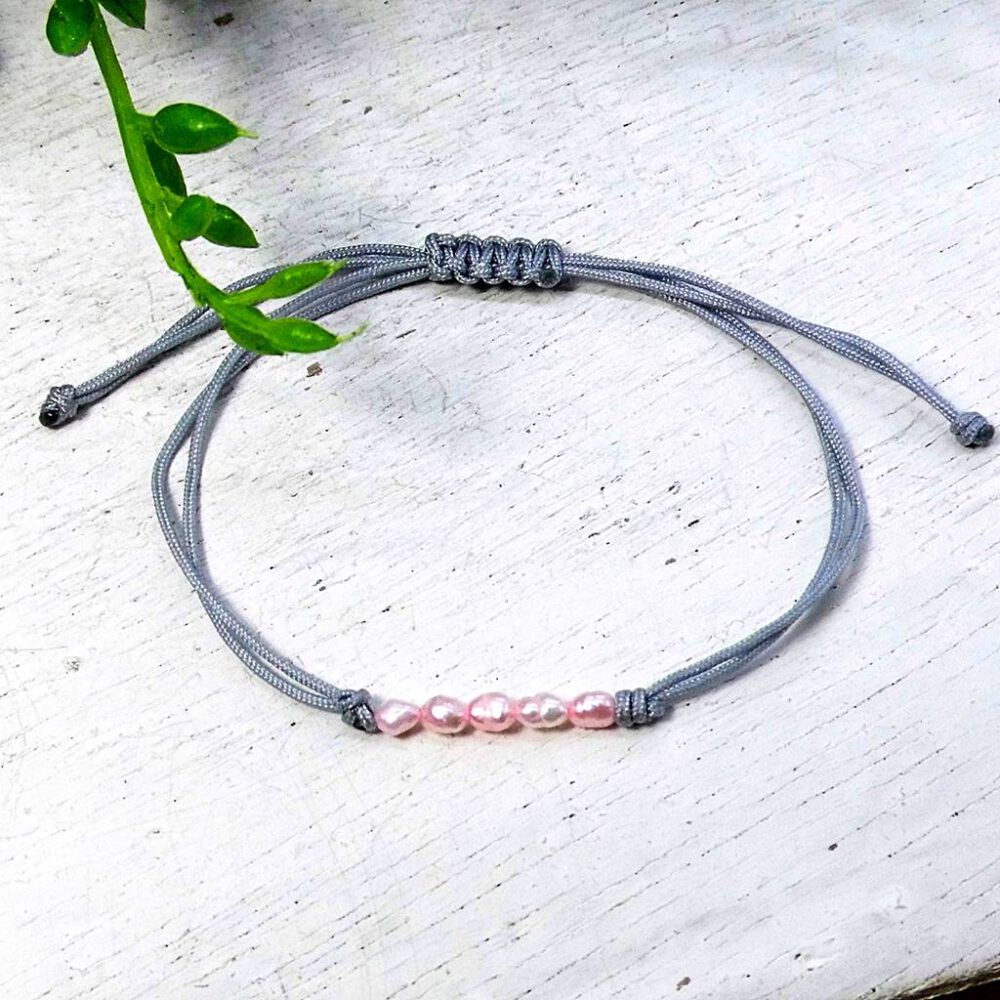 armband-grau-rosa-suesswasserperlen Armband rosa Süsswasserperlen
