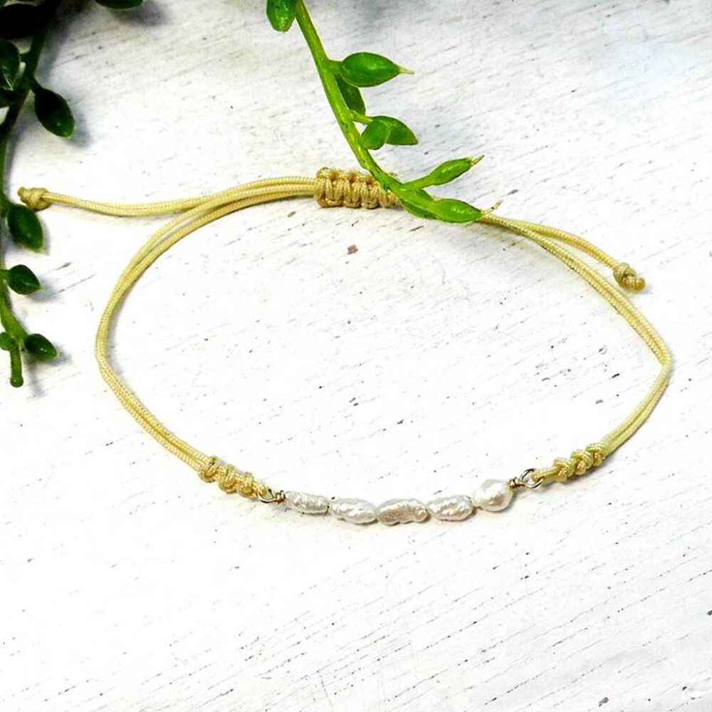 armband-textil-gold-weisse-suesswasserperlen-reihe Armband Süsswasserperlen weiß-gold