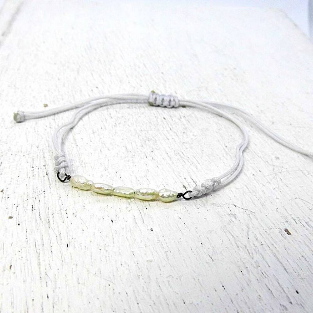 armband-weisse-suesswasserperlen-grau-silber Armband Süsswasserperlen weiß-silber