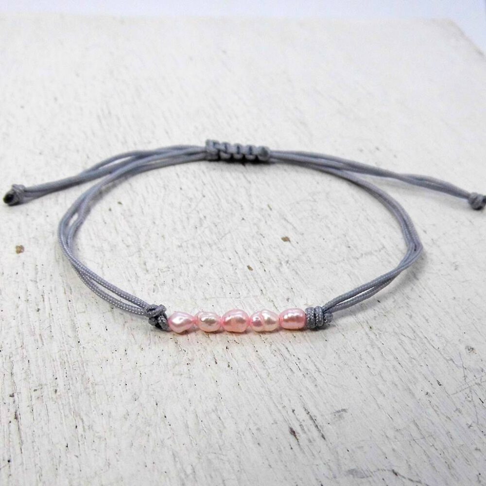 graues-textilarmband-rosa-suesswasserperlen Armband rosa Süsswasserperlen