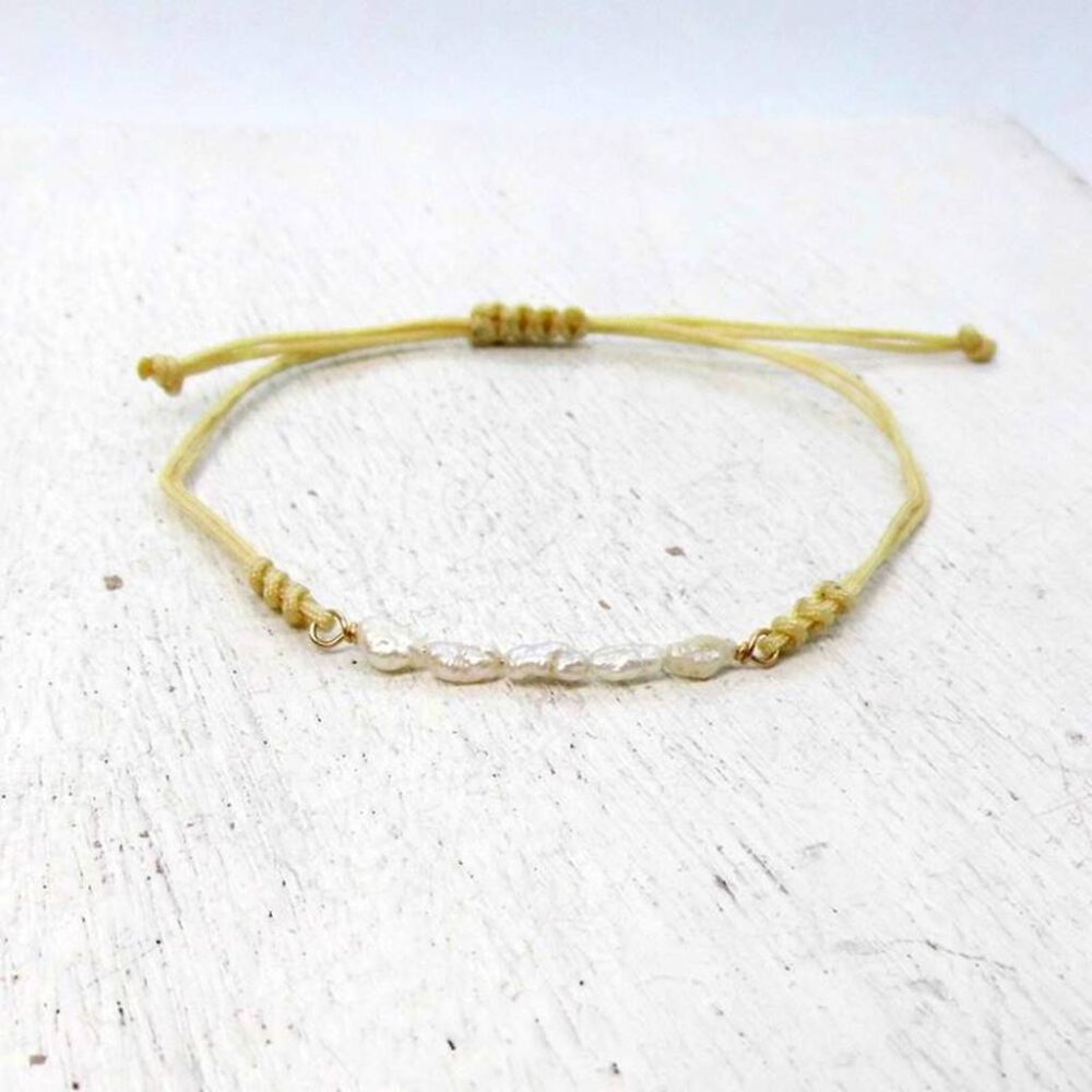 makramee-armband-suesswasserperlen-weiss-gold Armband Süsswasserperlen weiß-gold