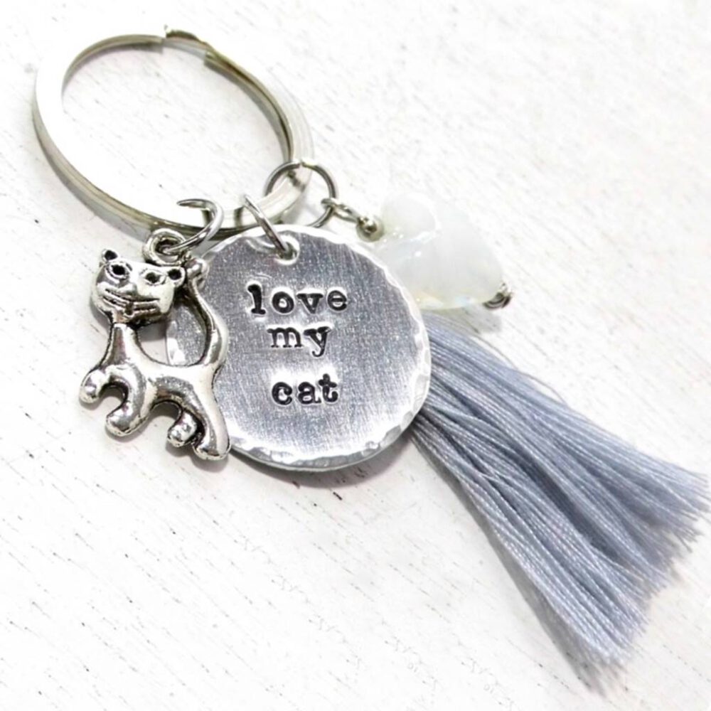 schluesselanhaenger-love-my-cat-handstamped-grau-silber-mit-katzenanhaenger-und-quaste Schlüsselanhänger - love my cat
