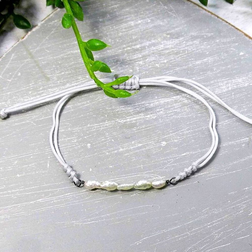 suesswasserperlen-armband-grau-silber Armband Süsswasserperlen weiß-silber