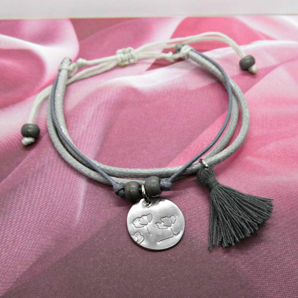 textil-armband-grau-mit-geprägtem-anhaenger Armband silber-grau geprägter Anhänger