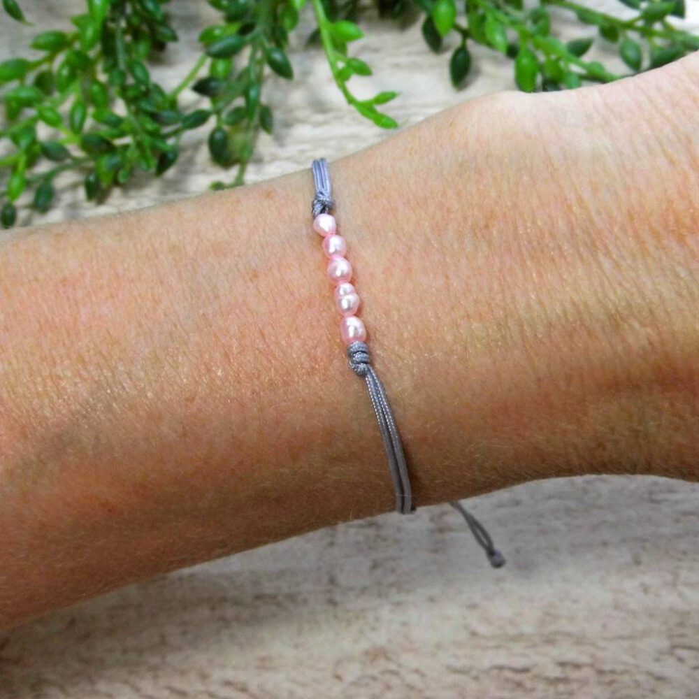 tragebeispiel-armband-grau-rosa-suesswasserperlen Armband rosa Süsswasserperlen