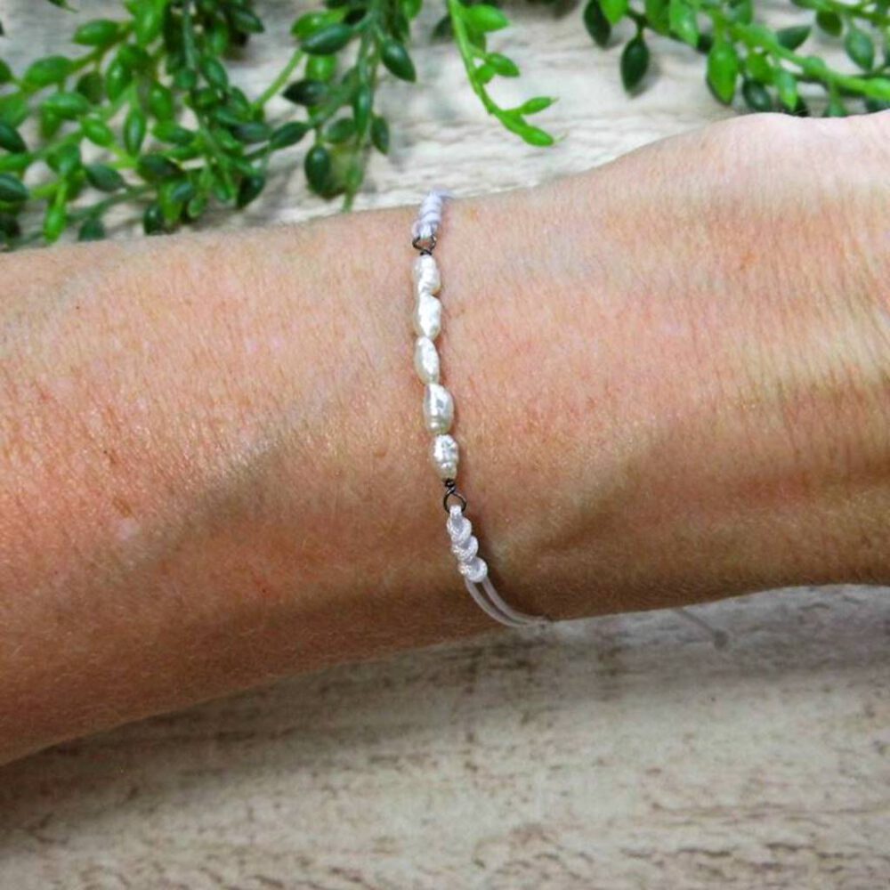 tragebeispiel-armband-suesswasserperlen-reihe-grau-silber Armband Süsswasserperlen weiß-silber