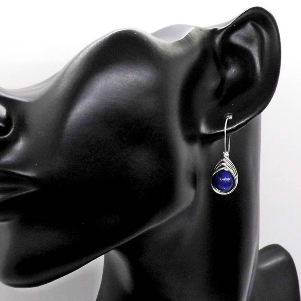 tragebeispiel-lapislazuli-ohrhaenger Lapislazuli Edelstein Ohrhänger 935 Silber