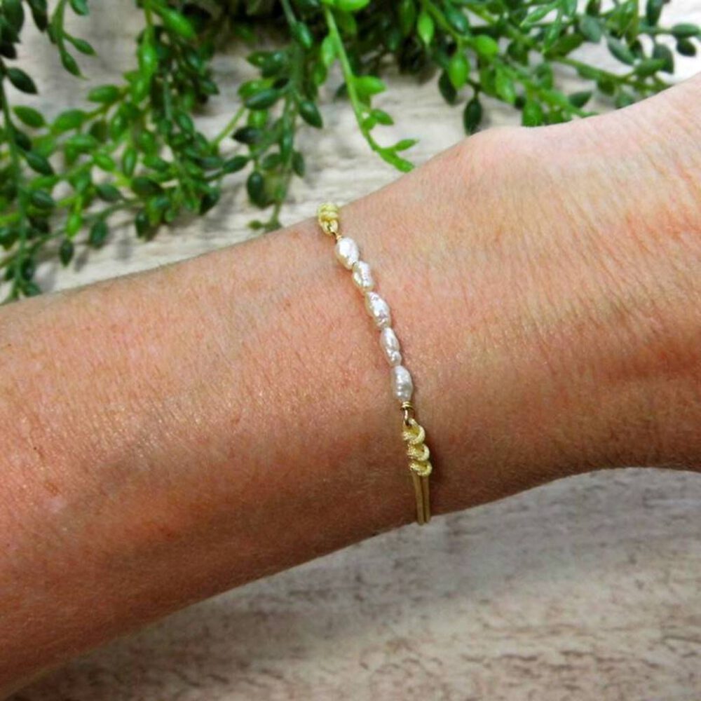 tragebeispiel-suesswasserperlenreihe-weiss-gold Armband Süsswasserperlen weiß-gold