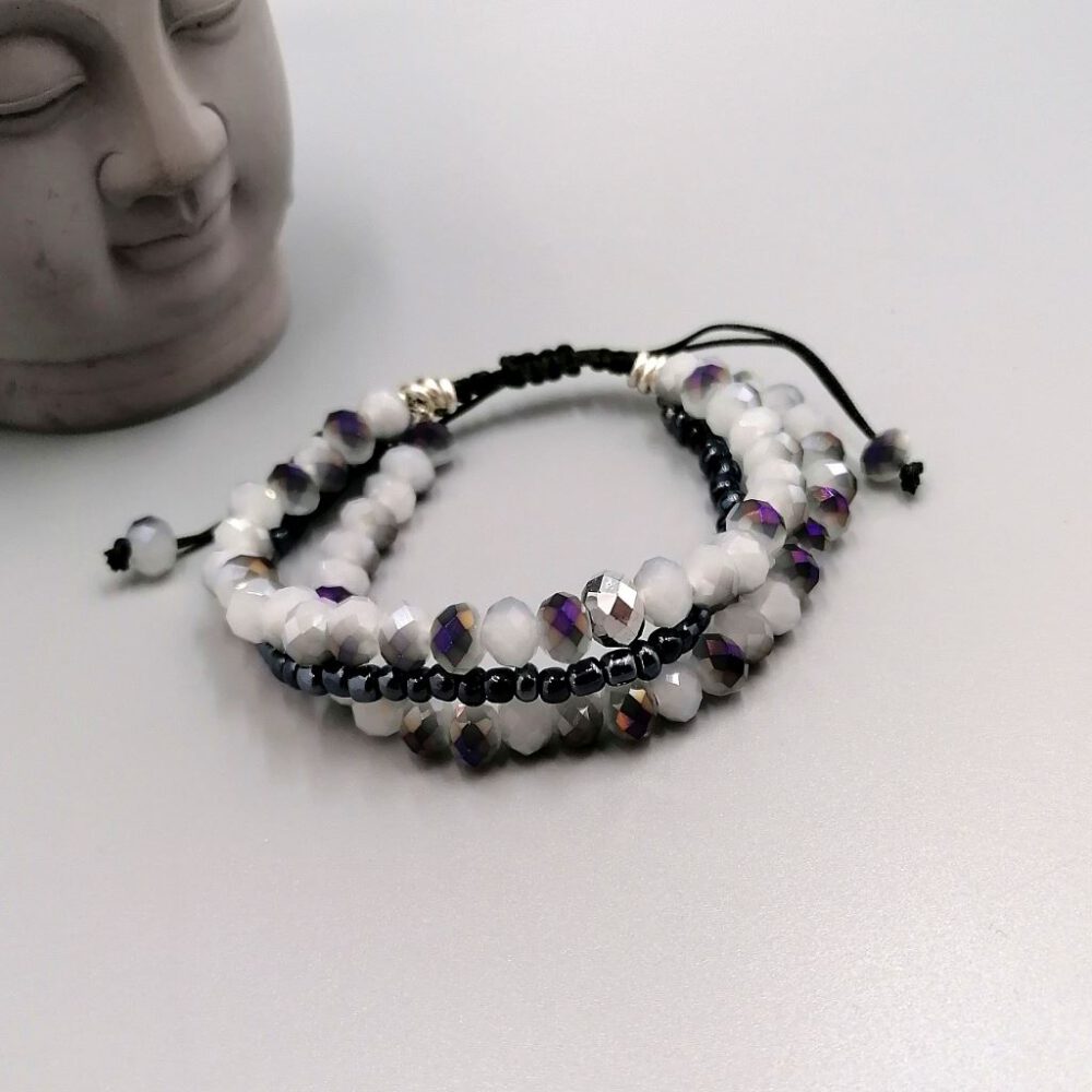 Mehrstrang-Armband-mit-Kristall-Perlen-in-grau-lila-und-schwarzen-Farbkombinationen