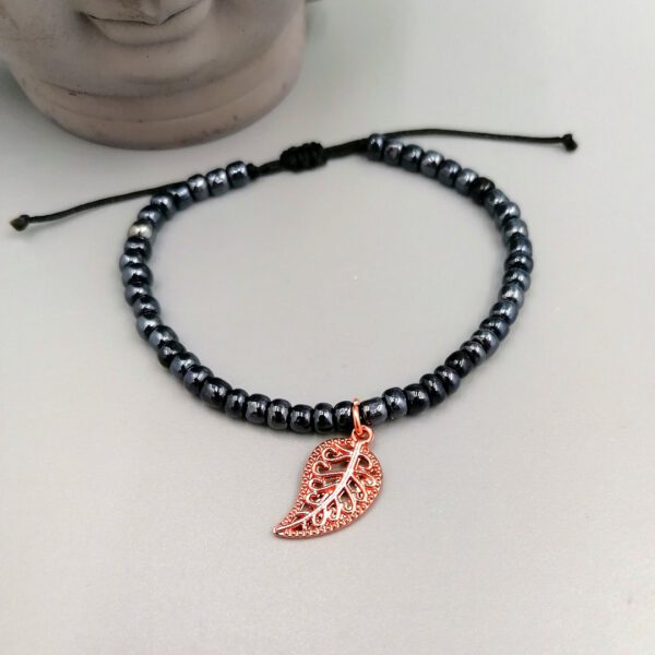 Schwarze Rocailles auf Nylonband mit rosegold glänzendem Blatt-Anhänger Armband Blättchen - schwarz, rosegold