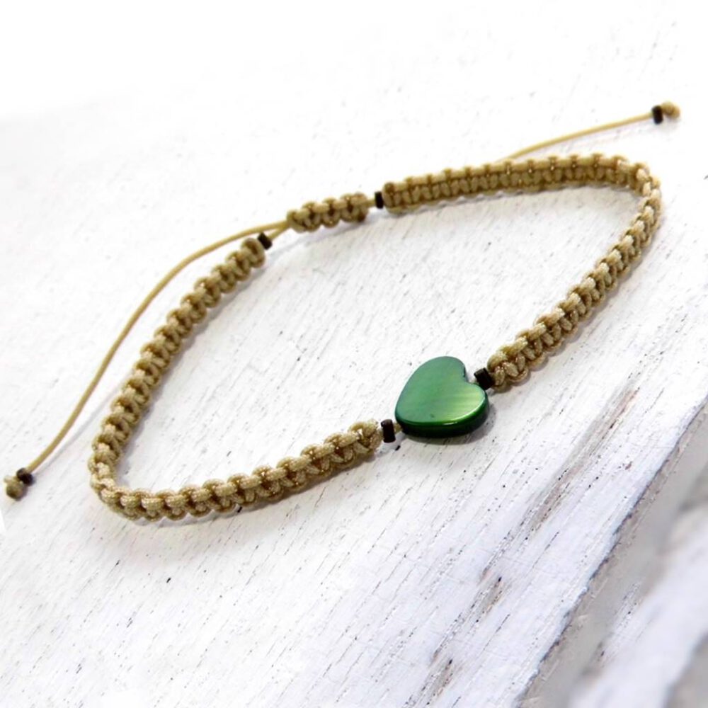 beiges-makramee-armband-mit-gruenem-perlmutt-herz-bronze-perlchen Makramee Armband Herz beige - grün