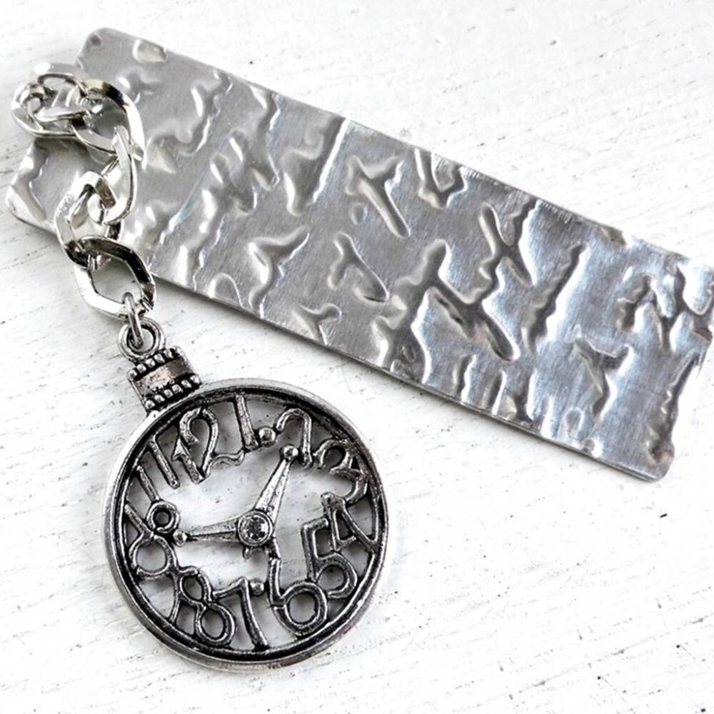 lesezeichen-silber-gepraegt-mit-uhr-anhaenger Lesezeichen Uhr silber