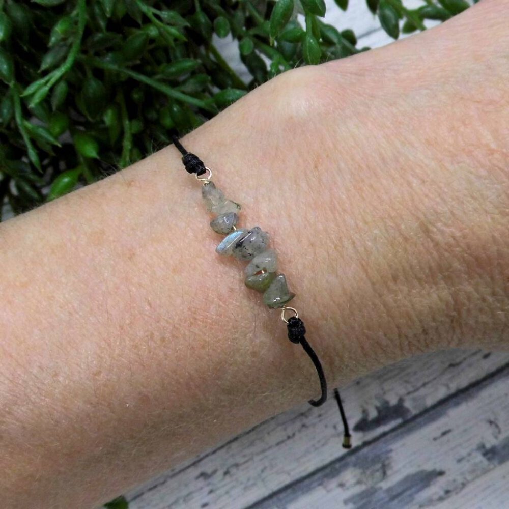 tragebeispiel-labradorit-splitter-armband-schwarz Armband Labradorit Splitter Goldfilled