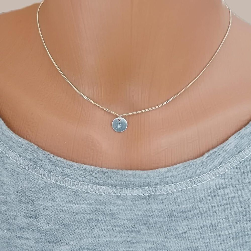 choker-silber-mit-anhaenger-buchstabe Silber Kette mit personalisiertem Anhänger