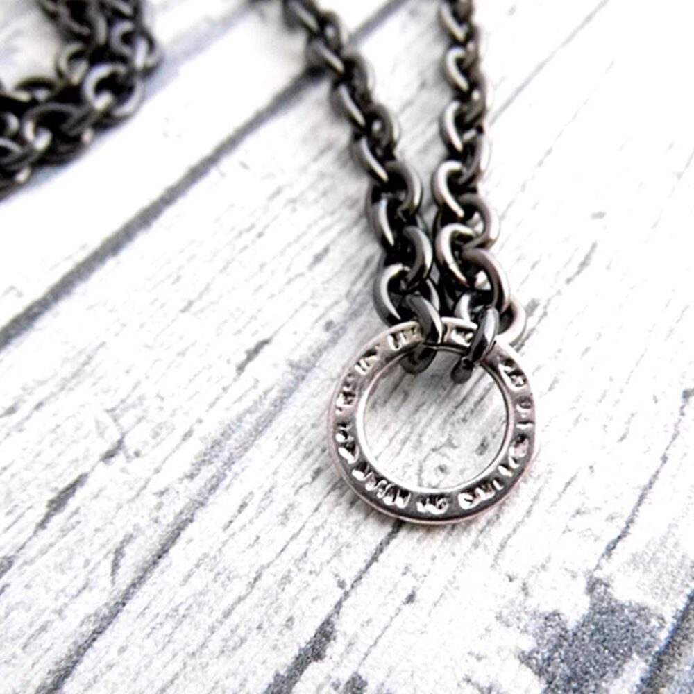 gepraegter-silberring-gliederkette-schwarz Gliederkette schwarz mit Silberring