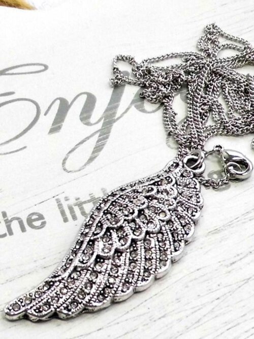 silberkette-mit-engelsfluegel Kette mit Strass besetztem Engelsflügel