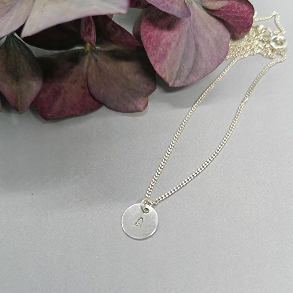 sterling-silber-kette-mit-buchstaben-anhaenger Silber Kette mit personalisiertem Anhänger