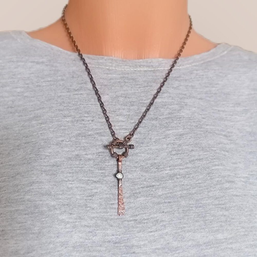tragebeispiel-kette-staebchen-mit-suessswaserperle-kupfer-oxidiert Kupferkette Anhänger mit Süsswasserperle