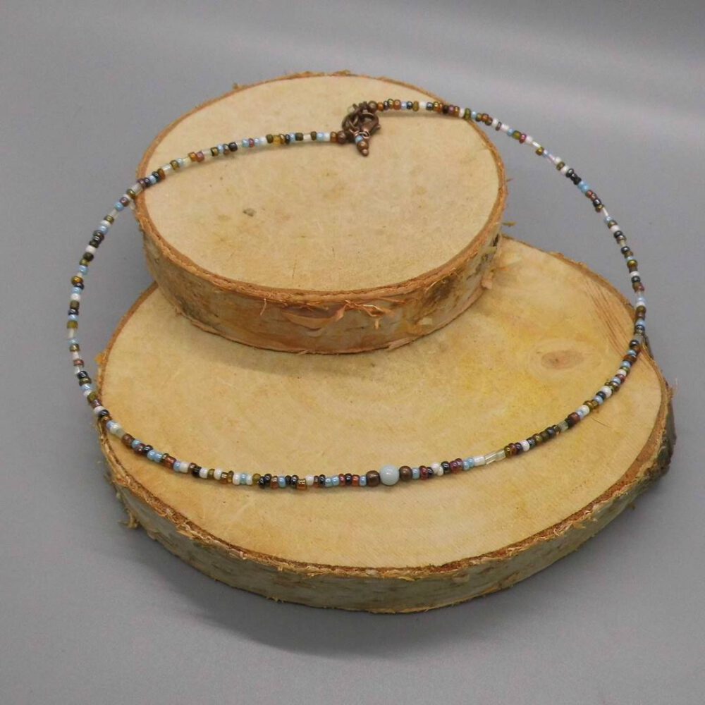 kurze-perlen-kette-blau-kupfer-bunt Choker kupfer-blau mit Howlith