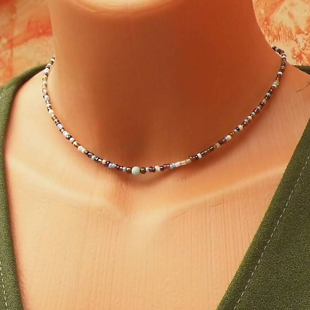 tragebeispiel-choker-kupfer-blau-bunt Choker kupfer-blau mit Howlith