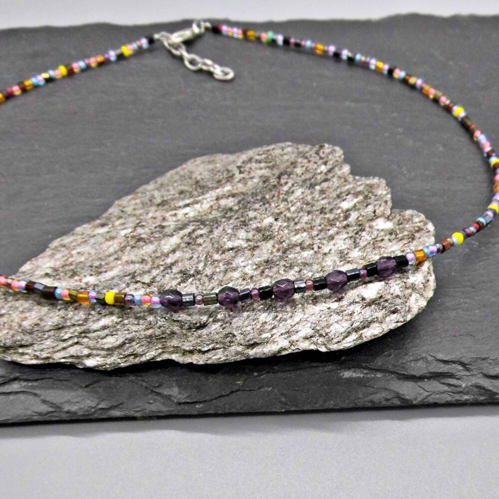 choker-schwarz-bunt-mit-lila-kristall-perlen Perlen Choker schwarz-bunt