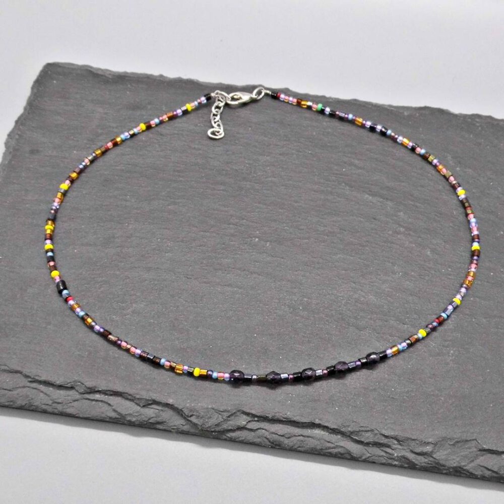kurze-perlen-kette-schwarz-bunt-lila-silber Perlen Choker schwarz-bunt