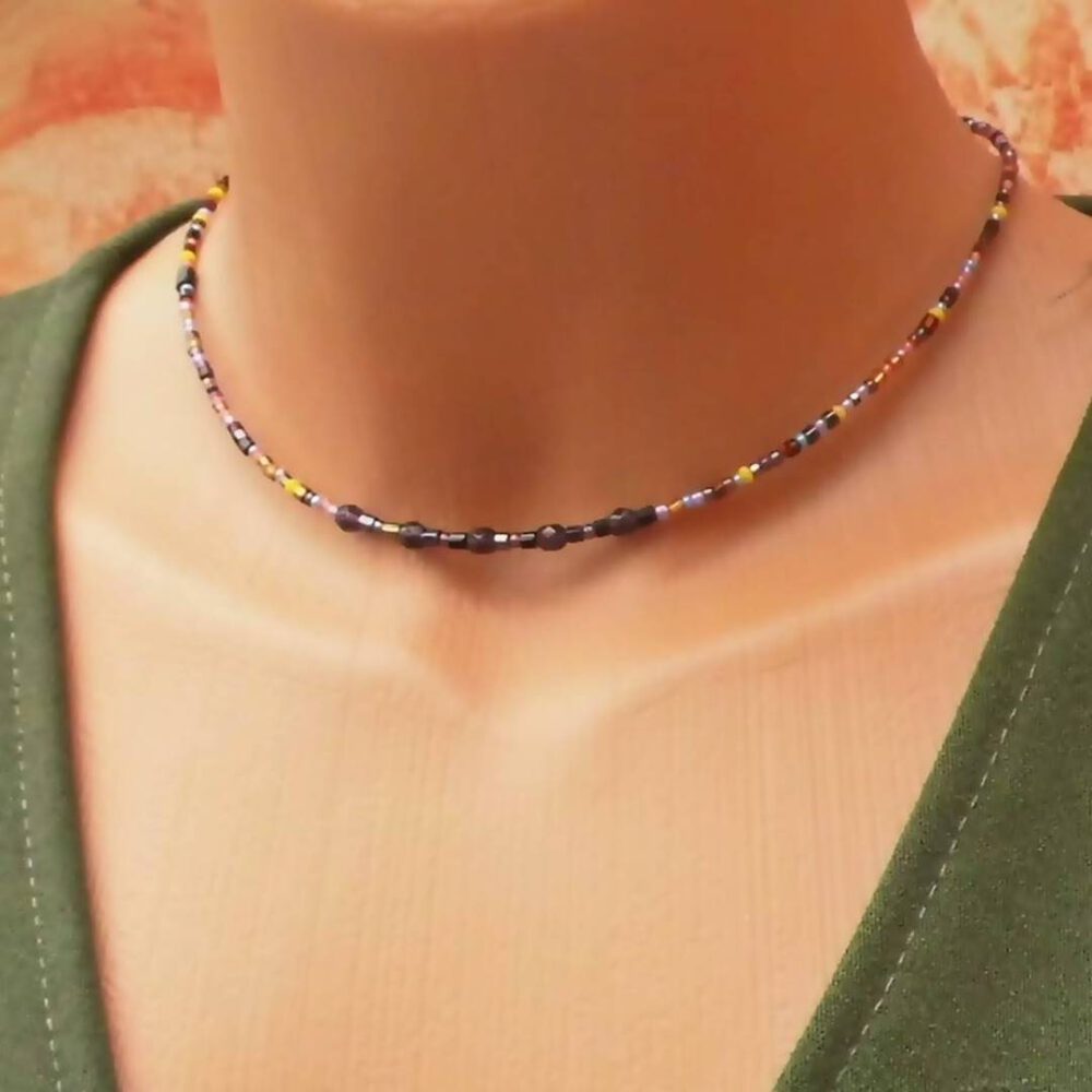 tragebeispiel-kurze-kette-schwarz-bunt-lila Perlen Choker schwarz-bunt