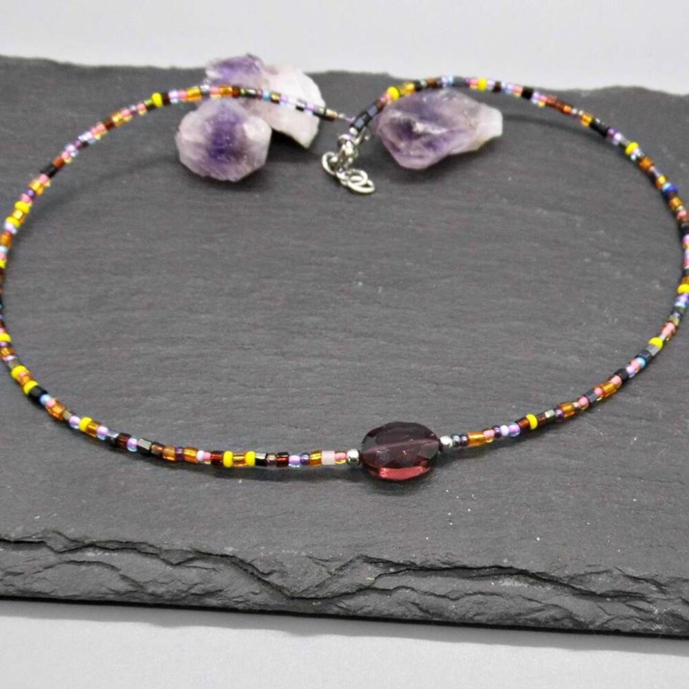Choker bunt mit amethystfarbenem Kristall