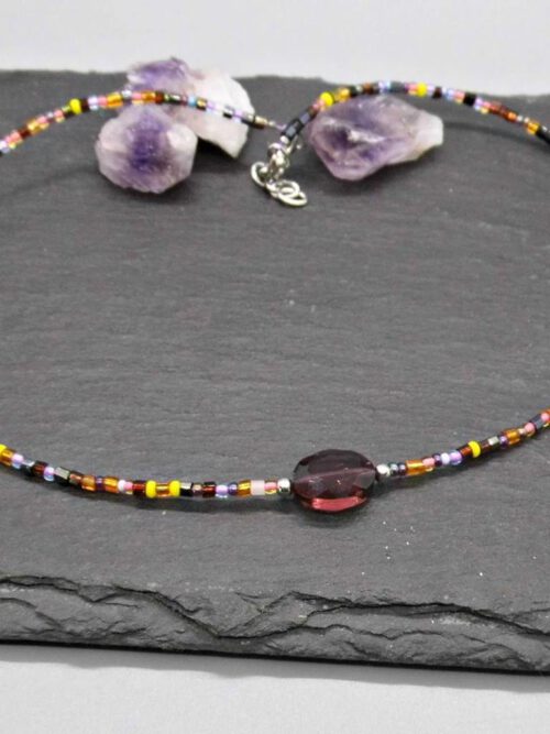 Choker bunt mit amethystfarbenem Kristall